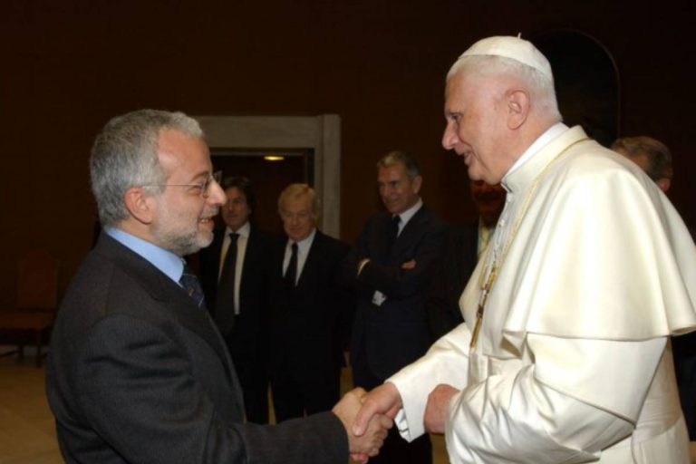 Salvatore Mazza con Benedetto XVI (foto Siciliani / Gennari / Sir)