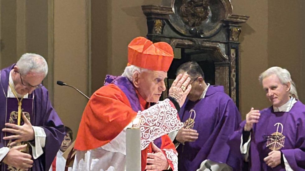 Il cardinale Simoni benedice l'assemblea