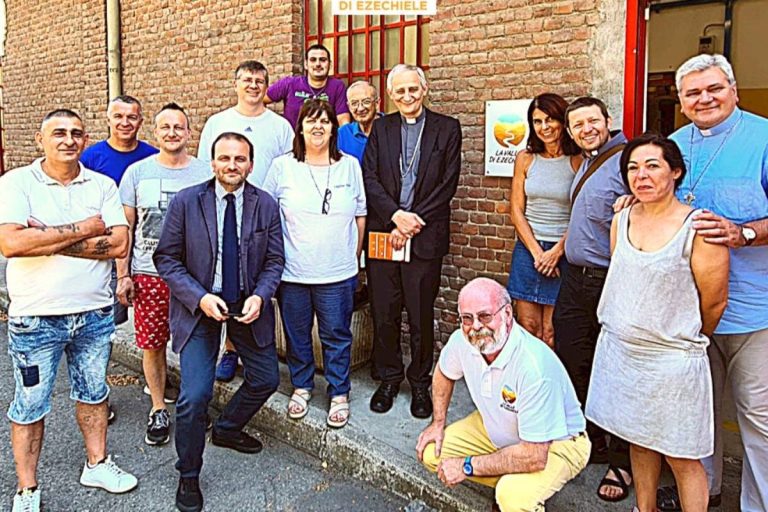 Il cardinale Zuppi e monsignor Raimondi in visita alla Valle di Ezechiele la scorsa estate