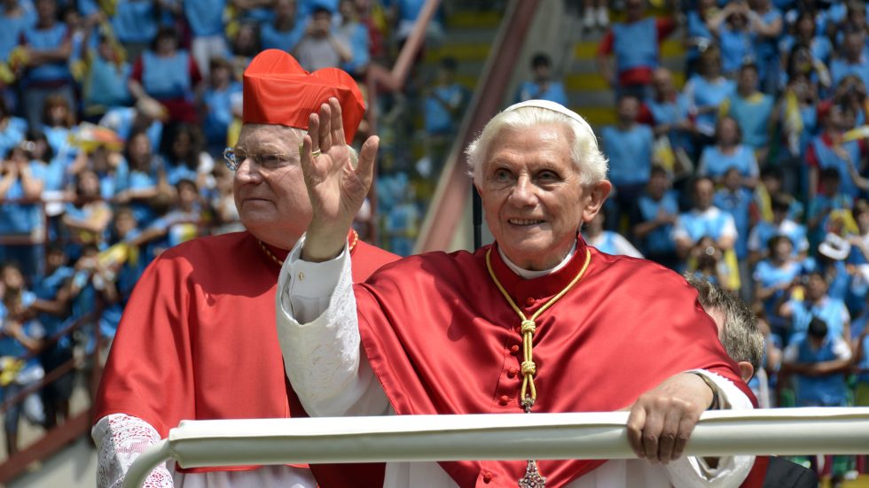 Benedetto XVI e il cardinale Angelo Scola entrano allo Stadio San Siro per incontrare i cresimandi, il 2 giugno 2012