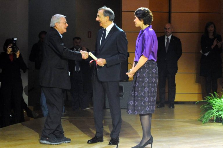 Il sindaco Sala consegna l'attestato al rettore don Giuseppe Grampa