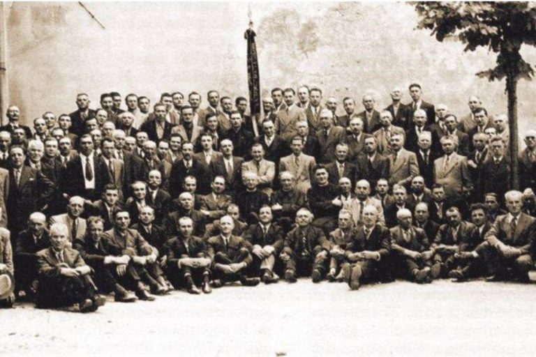 Il gruppo di Azione cattolica di Sesto San Giovanni con don Enrico Mappelli nel 1941