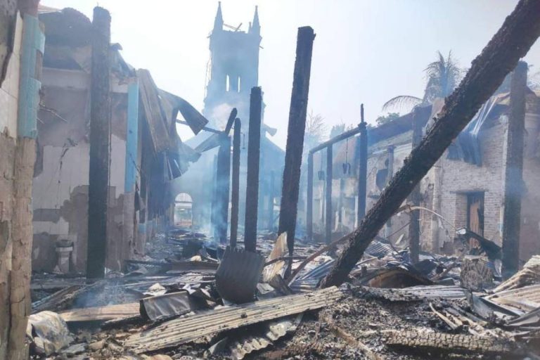 Ciò che resta della chiesa incendiata (foto Sir)