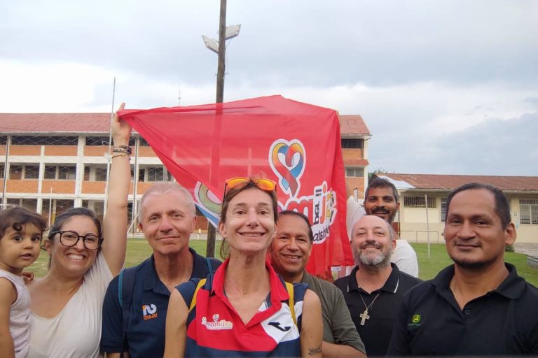 Massimo Achini e Valentina Piazza (al centro) a Pucallpa con i «fidei donum» Marta (con la piccola Letizia), Koumar (che regge la bandiera) e don Luca Zanta