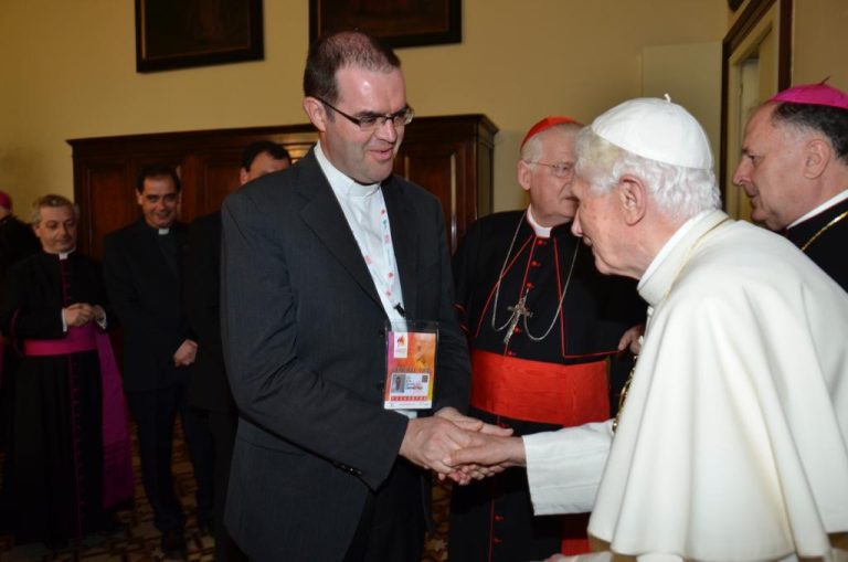 Don Davide Milani e Benedetto XVI in occasione di Family 2012