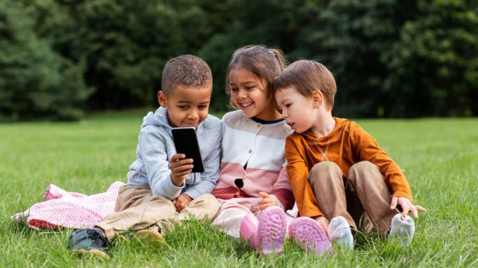 Bambini e smartphone, una guida per i genitori