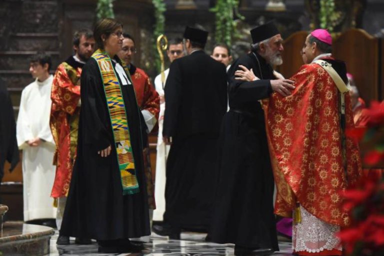Il cordiale saluto tra l'Arcivescovo e i membri del Consiglio delle Chiese cristiane di Milano in occasione di una Messa della Pace in Duomo