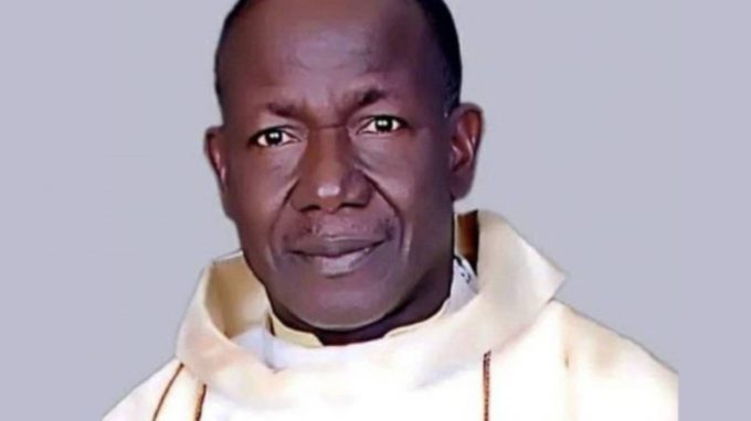 Nigeria, un prete bruciato vivo in chiesa