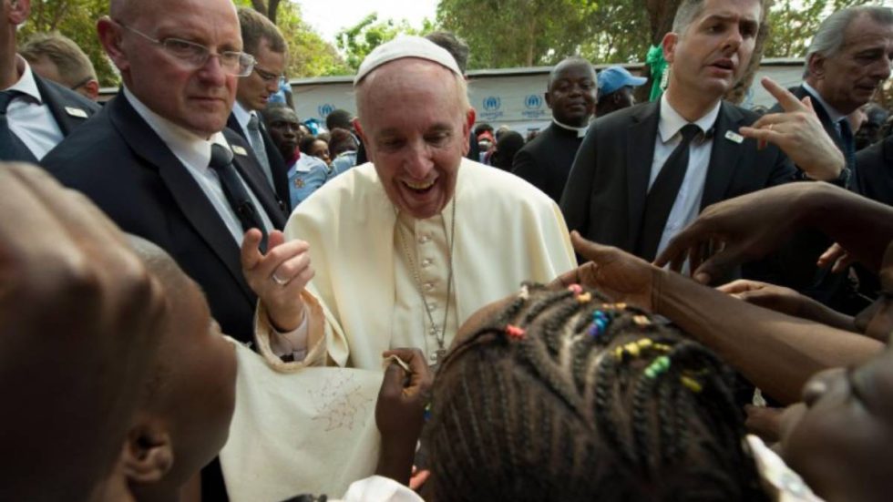 Papa Francesco visita il campo profughi del St. Sauveur a Bangui nel 2015 (foto Agensir)