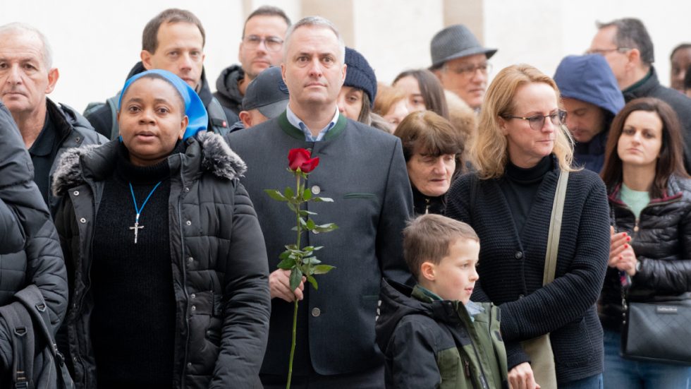 Fedeli in fila durante l'esposizione della salma di Papa Benedetto XVI nella Basilica di San Pietro (foto SIR/Marco Calvarese)