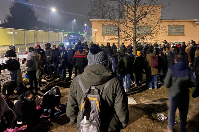 Il giardino pubblico di via Cagni dove i richiedenti asilo attendono in coda