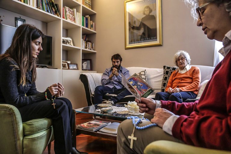 Roma, 18 marzo 2020.
Le famiglie pregano il Santo Rosario nelle case al tempo del Corona Virus ( Coronavirus )