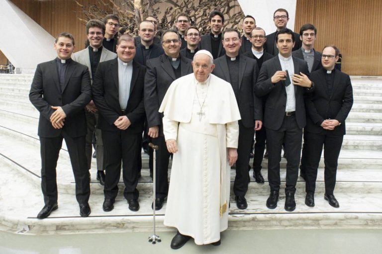 Il gruppo ambrosiano fa corona a papa Francesco