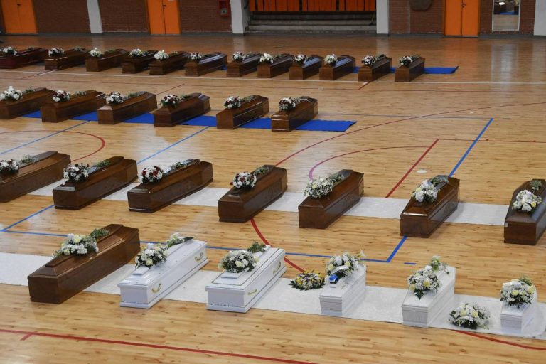 I feretri delle vittime raccolti nel Palazzetto dello Sport di Crotone (foto Ansa /Sir)