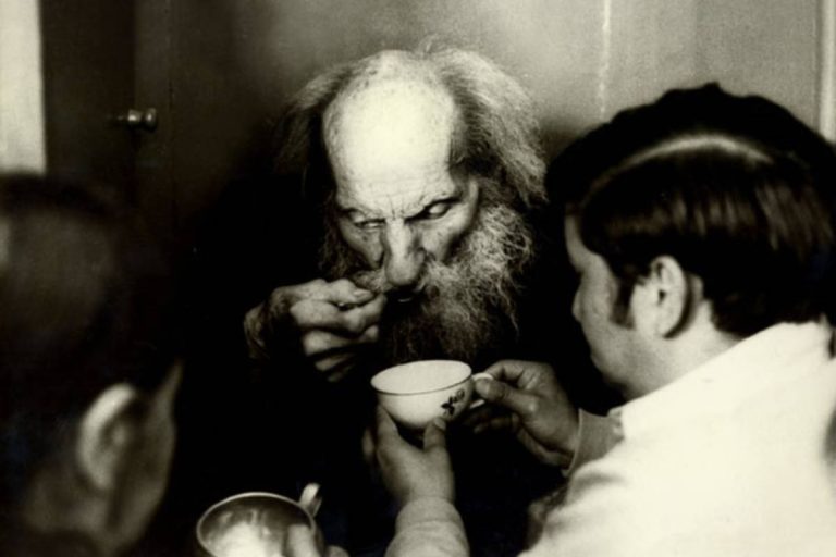 Don Carlo a volte riusciva a prendere solo un tè, che gli veniva portato dai confratelli mentre confessava (foto: Associazione Padre Carlo Crespi Croci Onlus)