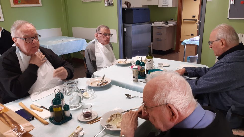 Sacerdoti anziani ospiti della Fondazione Sacra Famiglia
