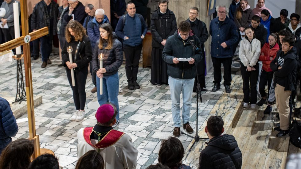 B76I3560 La testimonianza di un giovane durante una Via Crucis
