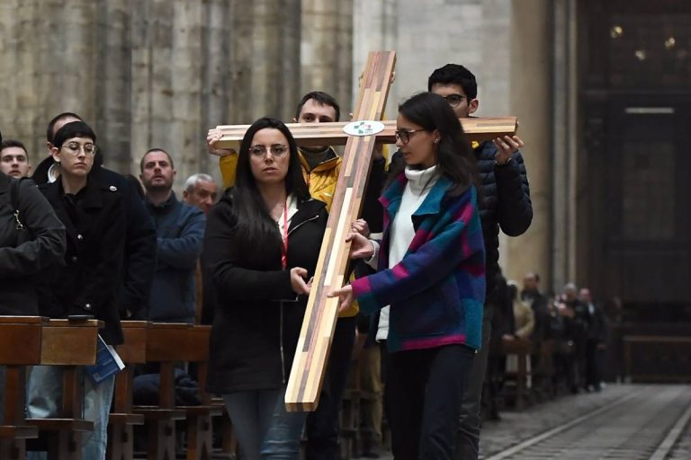 Il passaggio della Croce durante la veglia in Duomo