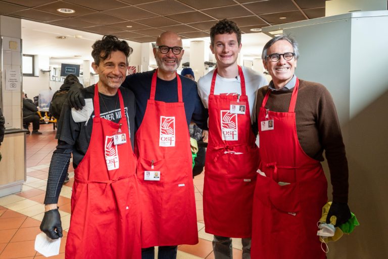 Filippo Tortu assieme ad alcuni volontari di OSf (foto Opera San Francesco)