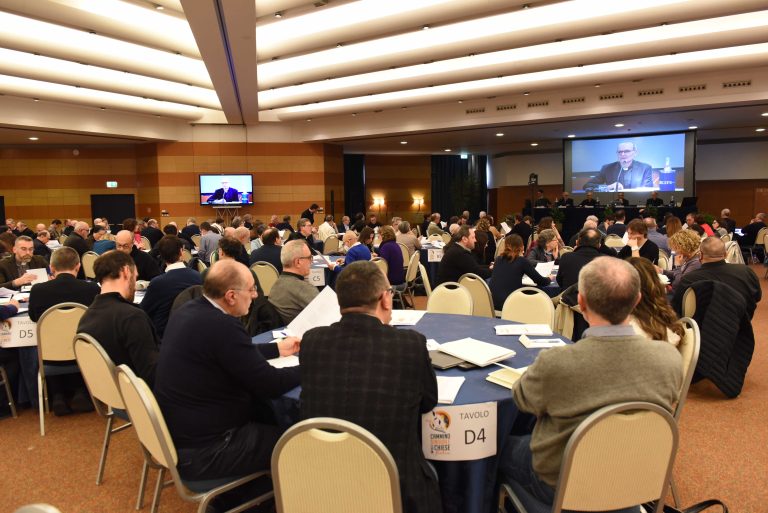 I tavoli di lavoro dell'Assemblea nazionale deli delegati diocesani (foto Siciliani / Gennari / Sir)
