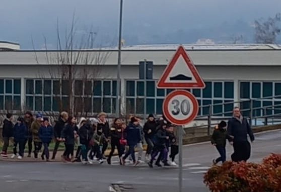 Merone, colazione con il don prima di andare a scuola