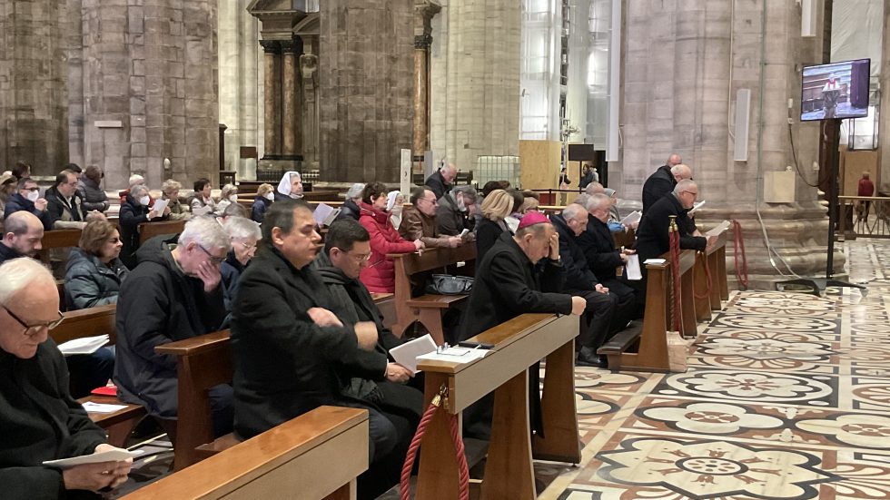 L'Arcivescovo e i suoi collaboratori durante il momento di preghiera