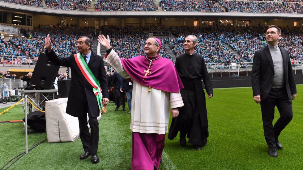 L'Arcivescovo e il Sindaco salutano la folla