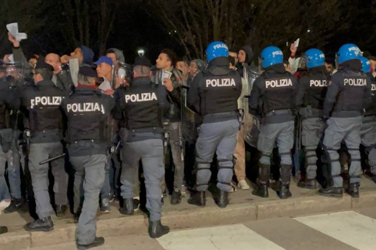 Richiedenti asilo in coda agli uffici della questura di Milano in via Cagni (Foto Lorenzo Garbarino)