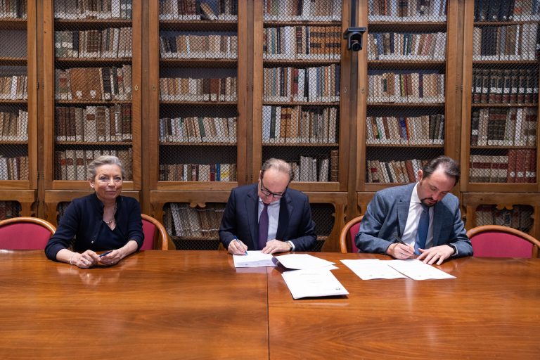La firma dell’accordo: Nicoletta Parisi (coordinatore di LIBenter), Franco Anelli (rettore dell’Università Cattolica) e Roberto Montà (presidente di Avviso Pubblico)