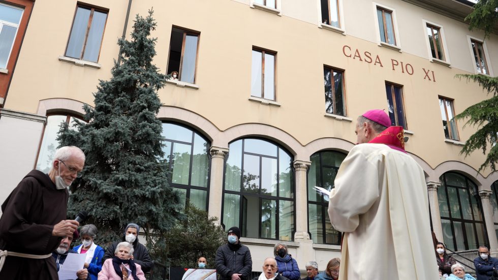 L'Arcivescovo in una precedente visita alla Sacra Famiglia (foto Agenzia Fotogramma)