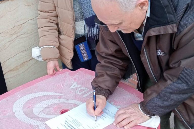 Raccolta di firme in parrocchia a Buccinasco