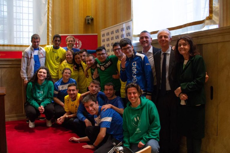 A destra Massimo Achini con Milly Moratti e alcuni giovani intervenuti a Palazzo Marino