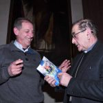 Don Alessio Albertini mostra il suo libro all'Arcivescovo