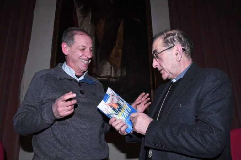 Don Alessio Albertini mostra il suo libro all'Arcivescovo