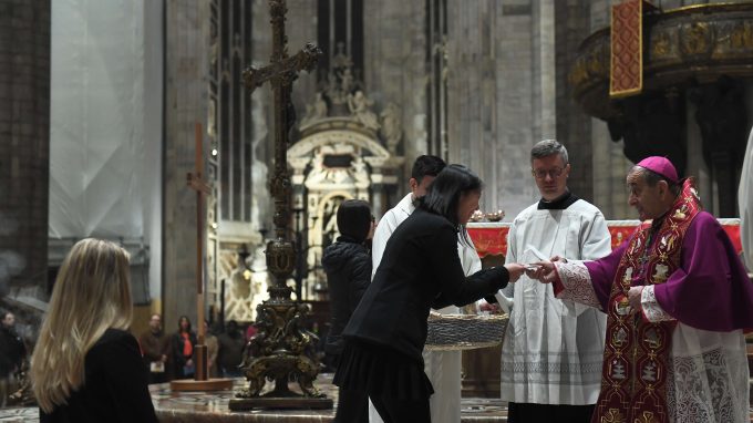 Giovani e catecumeni alla Traditio Symboli in Duomo