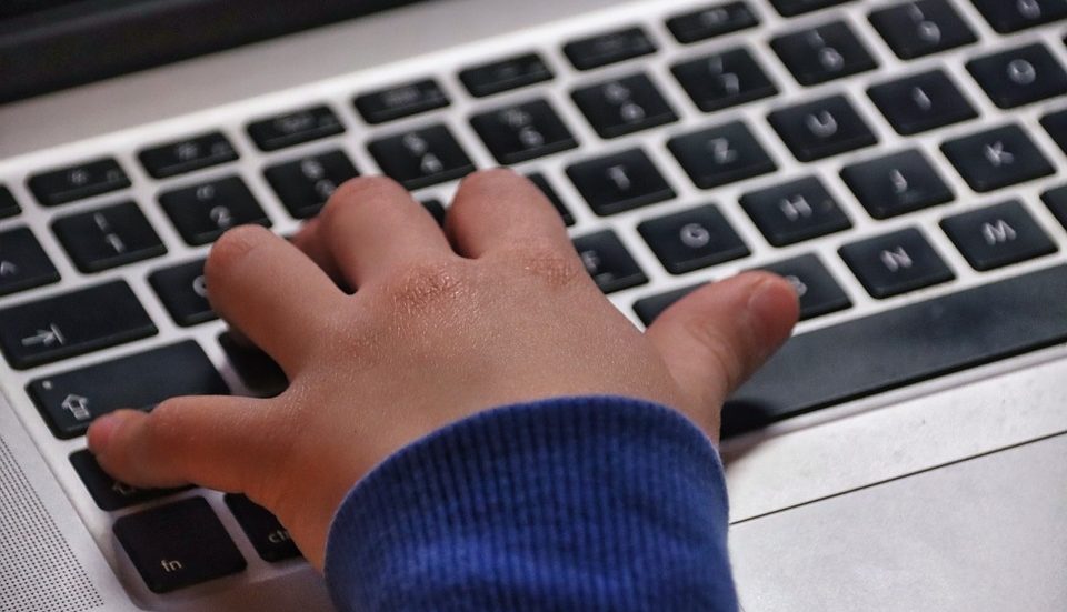 computer bambino scuola dad