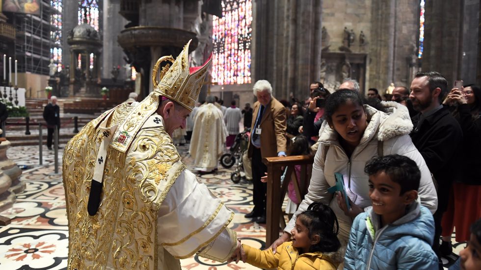 L'Arcivescovo saluta alcuni bambini al termine della celebrazione