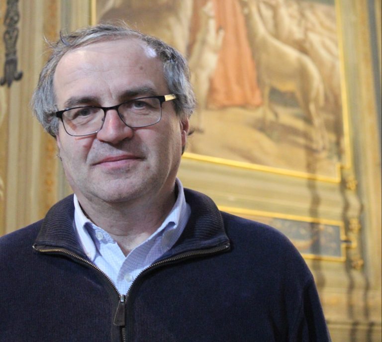 Il parroco don Giambattista Inzoli