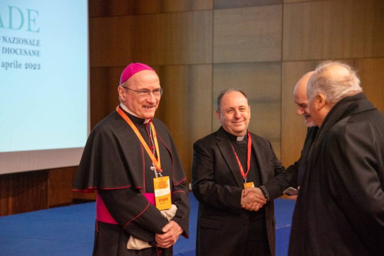 Don Marco Pagniello (al centro) con monsignor Roberto Redaelli (presidente di Caritas Italiana)