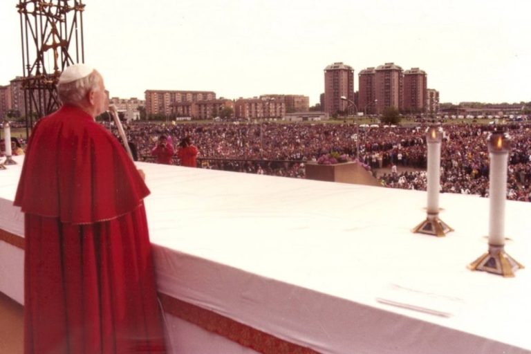 Giovanni Paolo II durante la Messa finale al Gallaratese