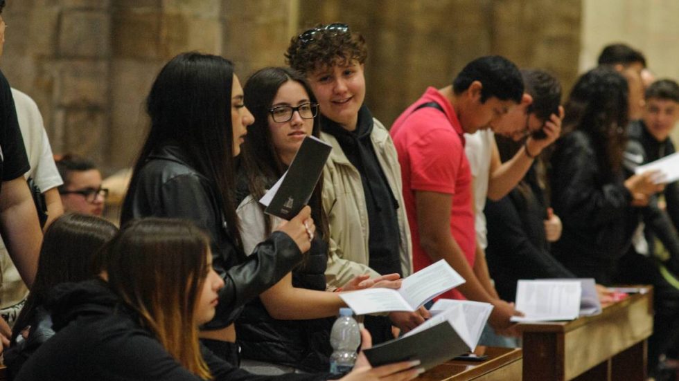Alcuni giovani durante la Messa (foto Agenzia Fotogramma)