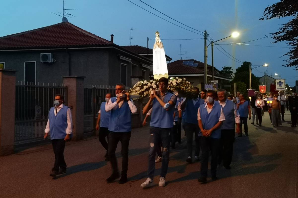 Processione con la statua della Madonna di Fatima