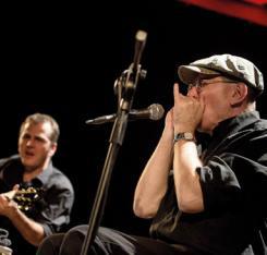 Fabrizio Poggi, voce e armonica, ed Enrico Polverari alla chitarra acustica