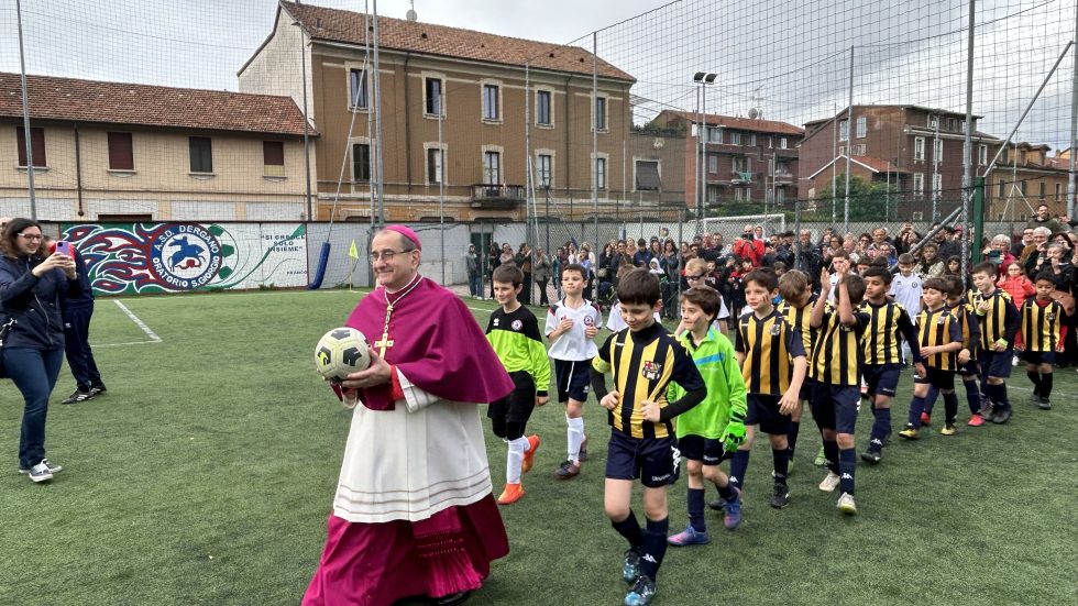L'Arcivescovo con le due squadre all'ingresso in campo