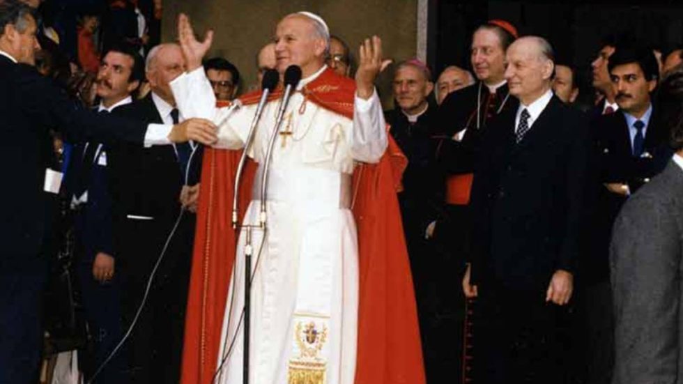Giovanni Paolo II a Milano durante il Congresso. Al suo fianco Il cardinale Carlo Maria Martini e il professor Giuseppe Lazzati, rettore dell'Università Cattolica (archivio Università Cattolica) 