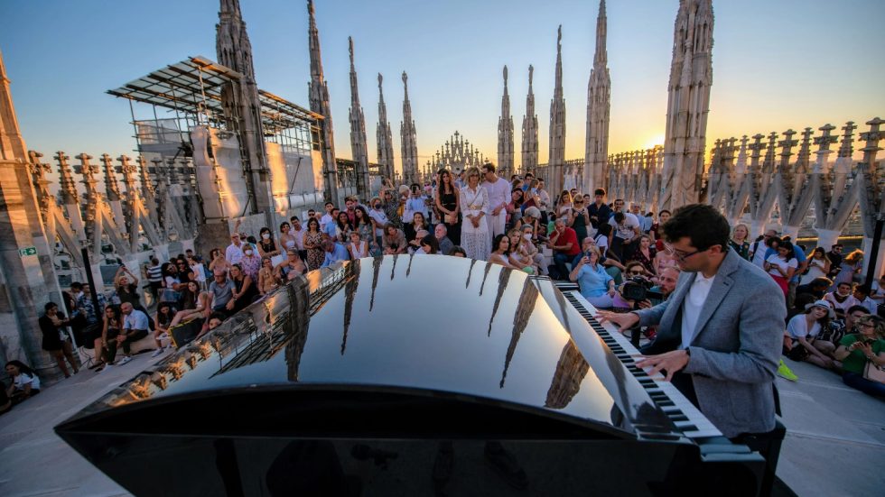 Alessandro Martire con il suo iconico pianoforte sulle Terrazze del Duomo