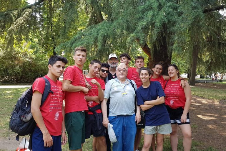 Aldo Scaiano con alcuni ragazzi dell'oratorio di Dergano, in una gita degli anni scorsi