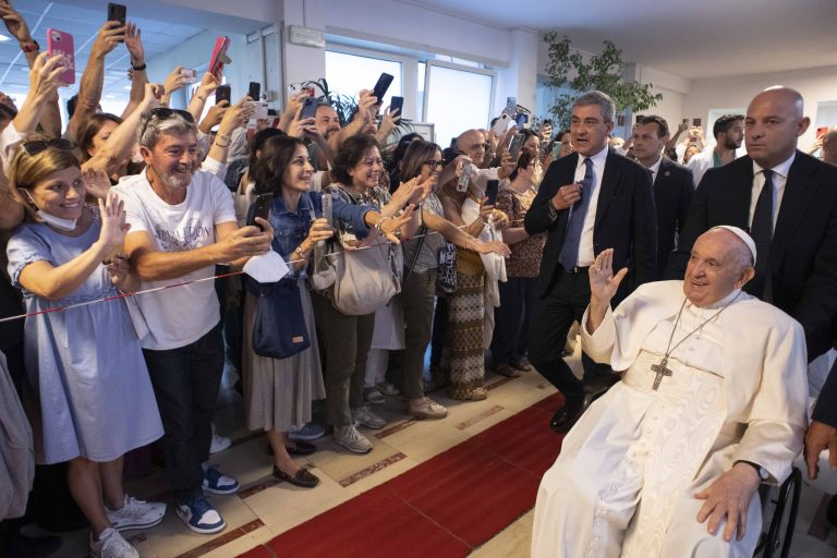 Papa Francesco festeggiato al momento delle dimissioni dal Gemelli (foto Vatican Media / Sir)