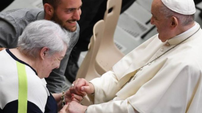 Il Papa ai giovani della Gmg: «Andate prima a trovare i vostri nonni»