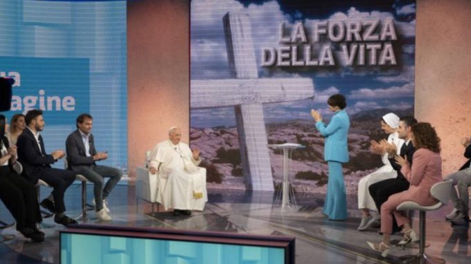Papa Francesco a «A Sua Immagine»: «Con la pace si guadagna sempre»